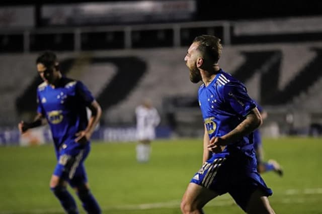 Bruno José foi o homem do jogo e garantiu os primeiros três pontos do Cruzeiro na Série B