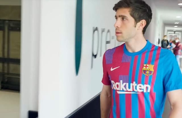 divulgação oficial do novo uniforme 1 do Barcelona para a temporada 2021-2022