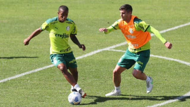 Kevin - sem colete - treinando ao lado de Benjamín Kuscevic na Academia de Futebol (Foto: Cesar Greco/Palmeiras)