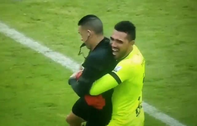 Goleiro do Tolima agarra juiz para comemorar título