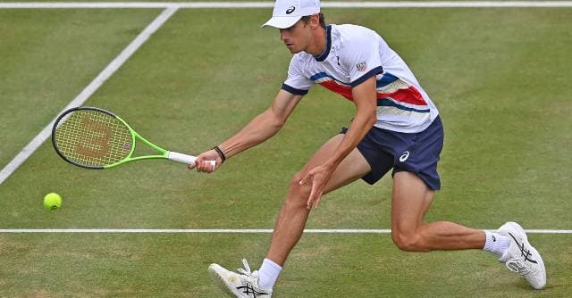 Alex De Minaur em ação no ATP de Eastbourne