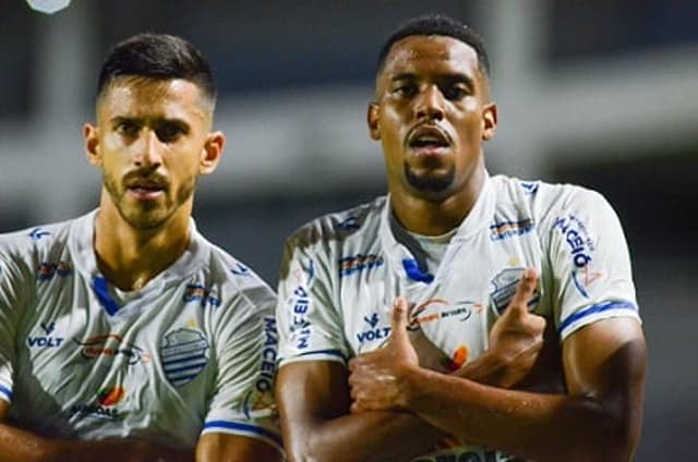 Iury, à direita, marcou os gols do CSA contra a Raposa