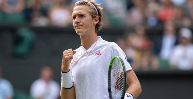 Sebastian Korda em ação em Wimbledon