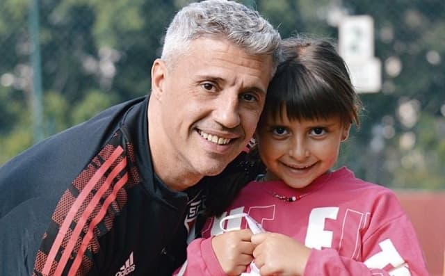 Crespo e sua filha, Martina, no CT da Barra Funda