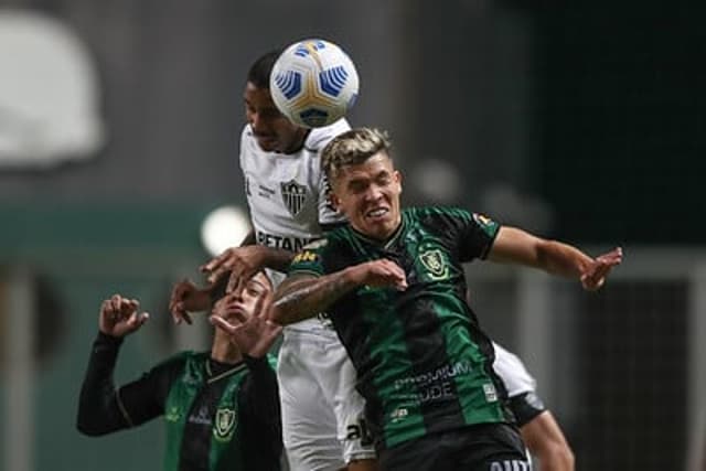 O clássico teve o Coelho mais dominante na etapa inicial, enquanto o Galo se sobressaiu no segundo tempo