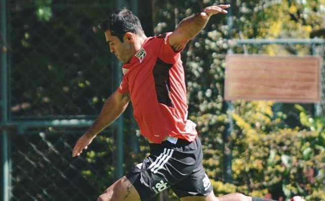 Poupado contra o Bahia, Eder deve ser titular contra o Racing