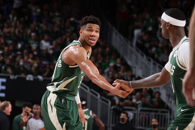 Giannis Antetokounmpo e Bobby Portis