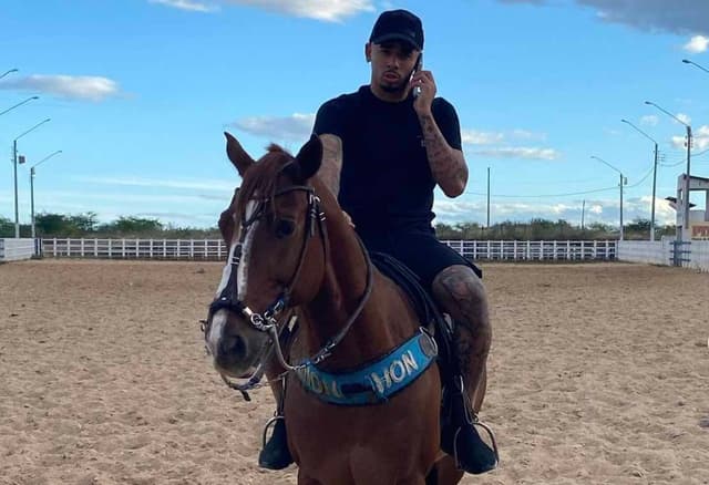 Gabriel Jesus andando a cavalo