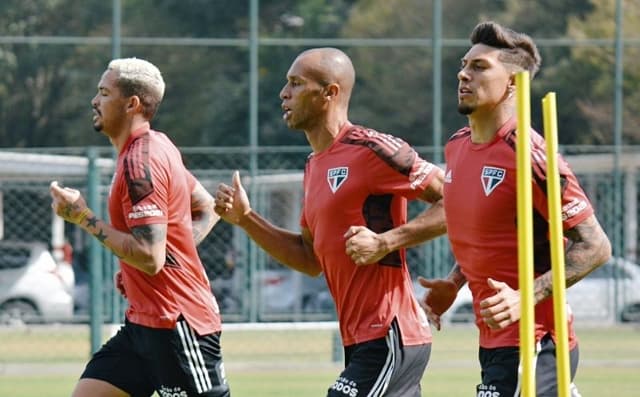 Miranda, Luciano e Rigoni realizam atividades no gramado com fisioterapeutas