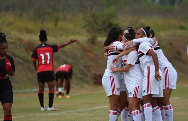 São Paulo venceu o Vitória por 2 a 1