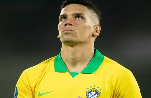 Paulinho (atacante) - com camisa da Seleção Brasileira