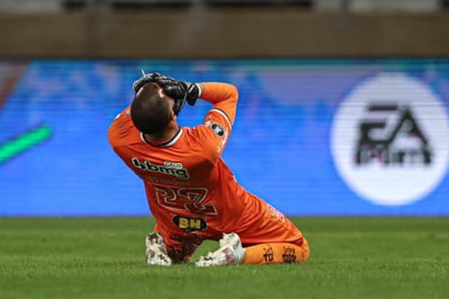 Everson teve uma noite de quase vilão, para ser o herói do Galo na passagem às quartas de final da Libertadores