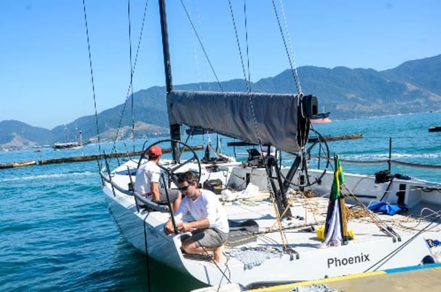 Barco Phoenix em Ilhabela