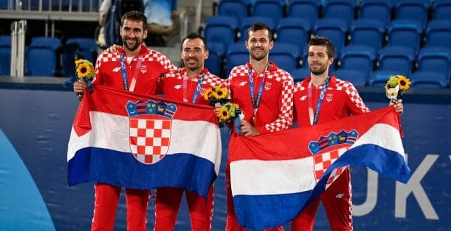 (dir) Marin Cilic, Ivan Dodig (prata), Mate Pavic e Nikola Mektic (ouro) no pódio em Tóquio