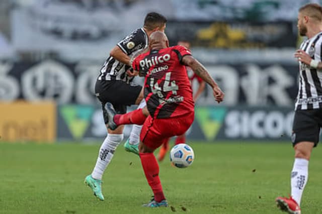 O alvinegro chegou à sua sétima vitória seguida no Brasileirão ao bater o time paranaense