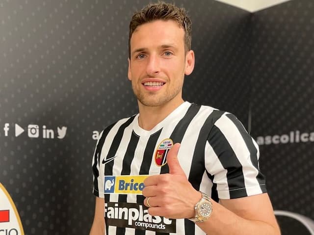 Eric Botteghin com a camisa do Ascoli