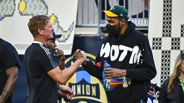 Jim Curtin sendo cumprimentado por Kevin Durant