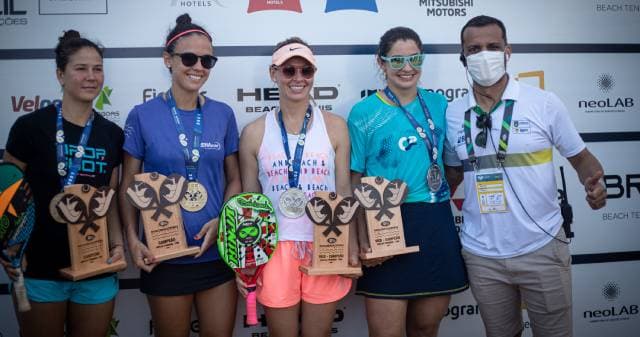 Campeãs do feminino com o troféu Sophia de preto e Marília de azul