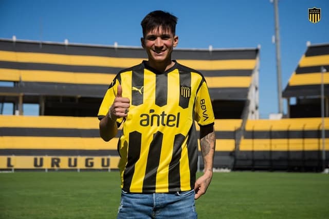 Ignacio Laquintana vestindo a camisa do Peñarol