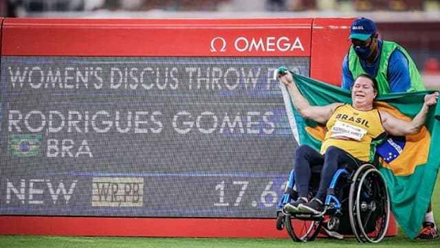 Beth Gomes comemora a impressionante marca de 17,62m, novo recorde mundial da prova (Foto: Wander Roberto/CPB)