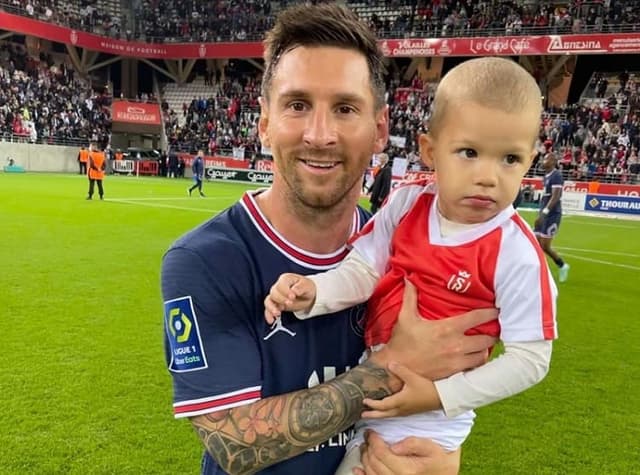 Messi tirando foto com o filho de Predrag Rajkovic, Relja