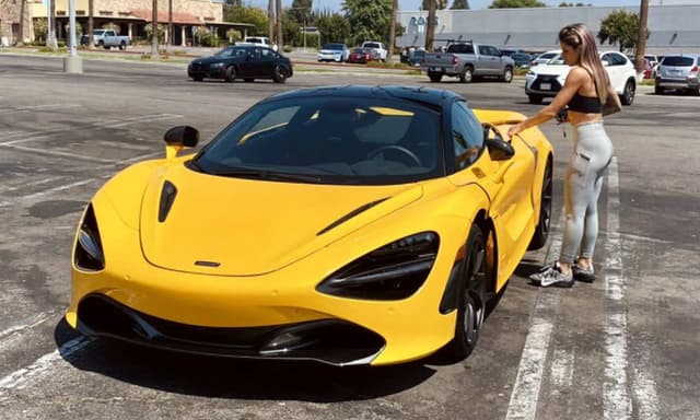 Leticia Bufoni e sua nova McLaren