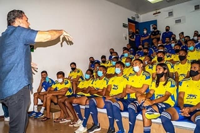 Em dia de professor, Luxa falou aos garotos do Cruzeiro que ainda estão em busca do seu lugar no futebol