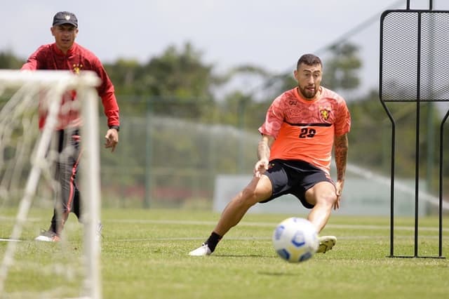 Gustavo Florentín e Paulinho Moccelin em treino do Sport