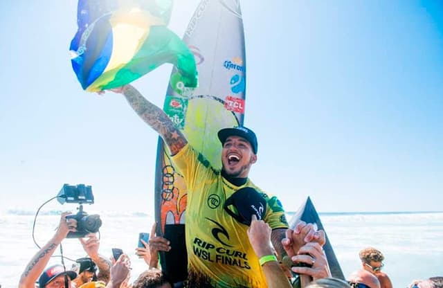 Gabriel Medina comemorando o tricampeonato do WSL de 2021