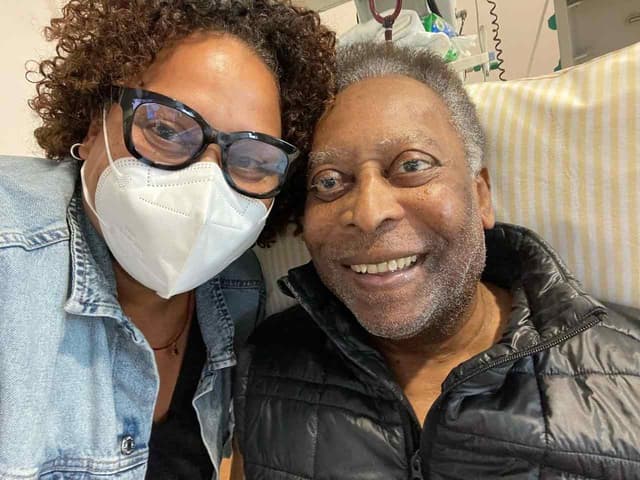 Kely Nascimento e Pelé em quarto do hospital