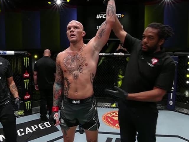 Smith venceu por finalização e volta a embalar no UFC (Foto: Reprodução/ESPN)