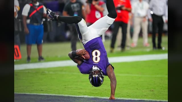 Lamar marca o acrobático touchdown da vitória sobre os Chiefs