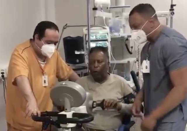 Pelé se exercitando no hospital