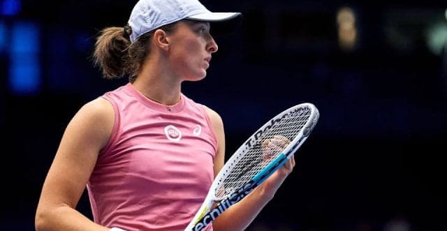 Iga Swiatek em ação no WTA de Ostrava