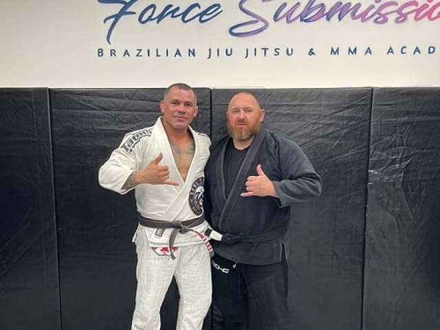 Léo Queiroz e o aluno Darren, o mais novo faixa-preta de Jiu-Jitsu (Foto: Arquivo Pessoal)