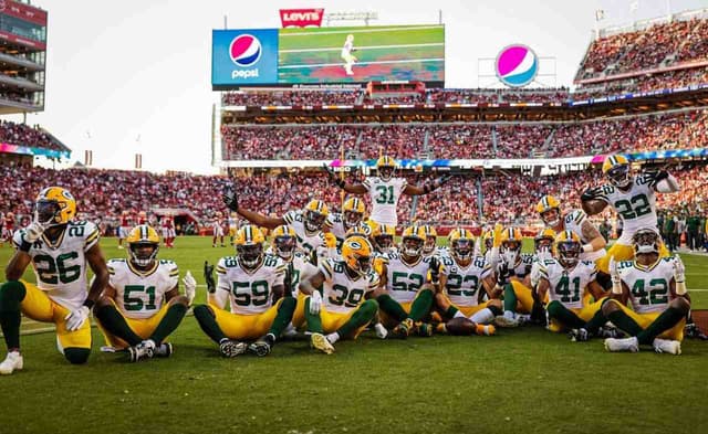 Jogadores do Green Bay Packers celebram jogada diante do San Francisco 49ers