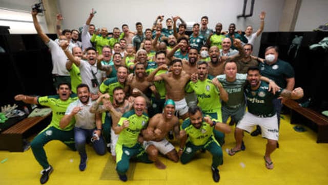 da SE Palmeiras, disputa bola com o jogador, do C Atlético Mineiro, durante partida válida pelas semifinais, volta, da Copa Libertadores, no estádio Mineirão. (Foto: Cesar Greco)