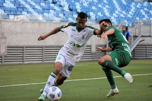 Ademir fez o segundo gol do Coelho contra o Dourado, garantindo os três pontos na Arena Pantanal