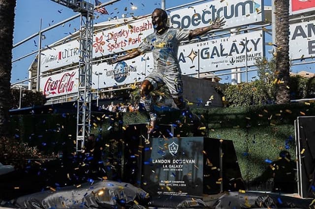 Homenagem do Los Angeles Galaxy com estátua de Landon Donovan