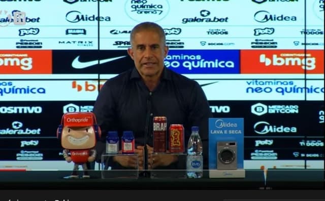 Sylvinho durante coletiva após vitória do Corinthians