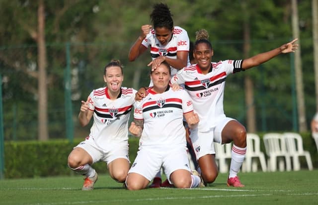 Glaucia marcou o gol da vitória e se tornou artilheira do Paulista