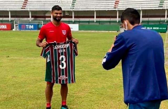 Gum segurando a camisa do Fluminense