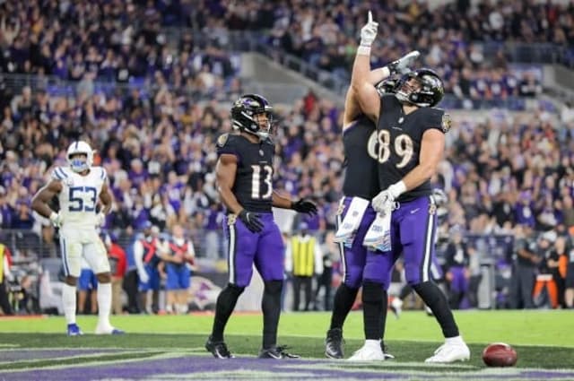 Mark Andrews comemora um de seus dois touchdowns em histórica virada dos Ravens sobre os Colts