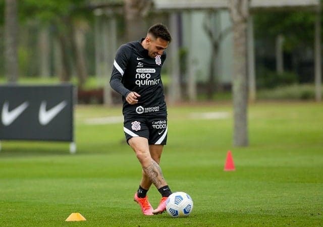 Gustavo Mosquito, favorito a entrar no lugar de Willian, no treino deste domingo