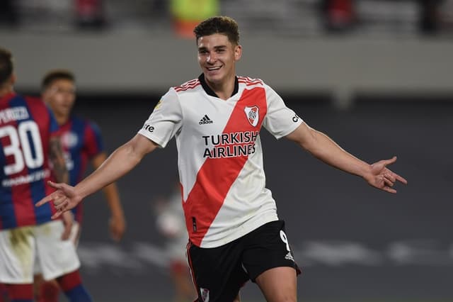 Julián Álvarez fez os três gols na vitória do River Plate sobre o San Lorenzo