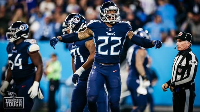 Derrick Henry comemora um de seus três TDs na partida contra os Bills no MNF