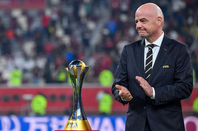 Gianni Infantino, presidente da Fifa, com a troféu/taça do Mundial de Clubes