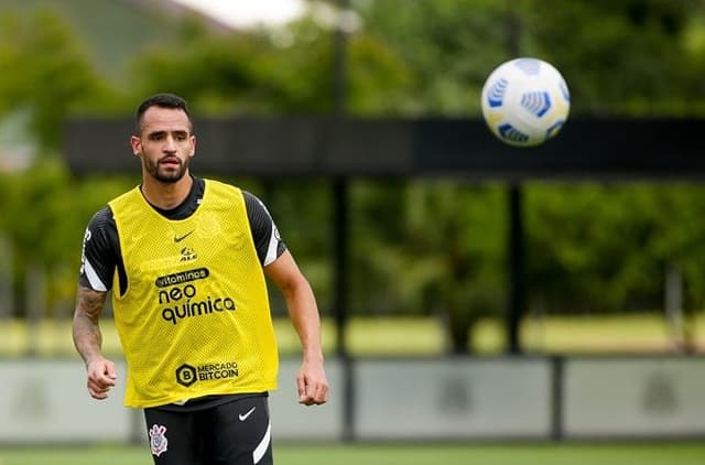 Renato Augusto, de volta após ser poupado, durante o treino desta quinta-feira