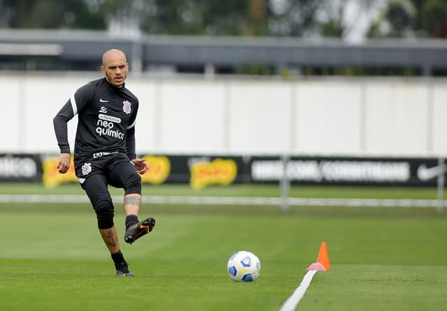 Fábio Santos durante treino do Corinthians para o duelo com o Inter