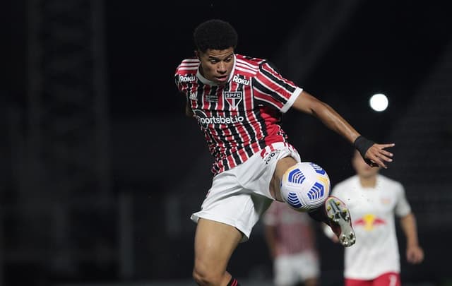 Gabriel Sara durante jogo contra o Red Bull Bragantino